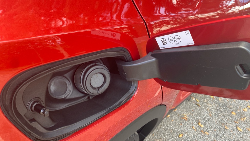 Volvo XC40 2.0 B3P Plus Dark 5dr Auto Petrol Estate - Image 16
