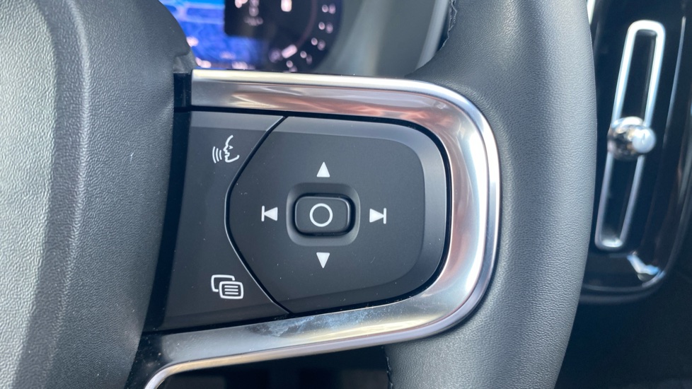 Volvo XC40 2.0 B3P Plus Dark 5dr Auto Petrol Estate - Image 22