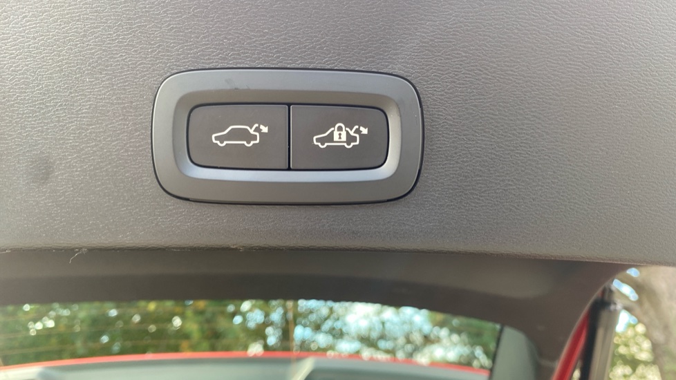 Volvo XC40 2.0 B3P Plus Dark 5dr Auto Petrol Estate - Image 35
