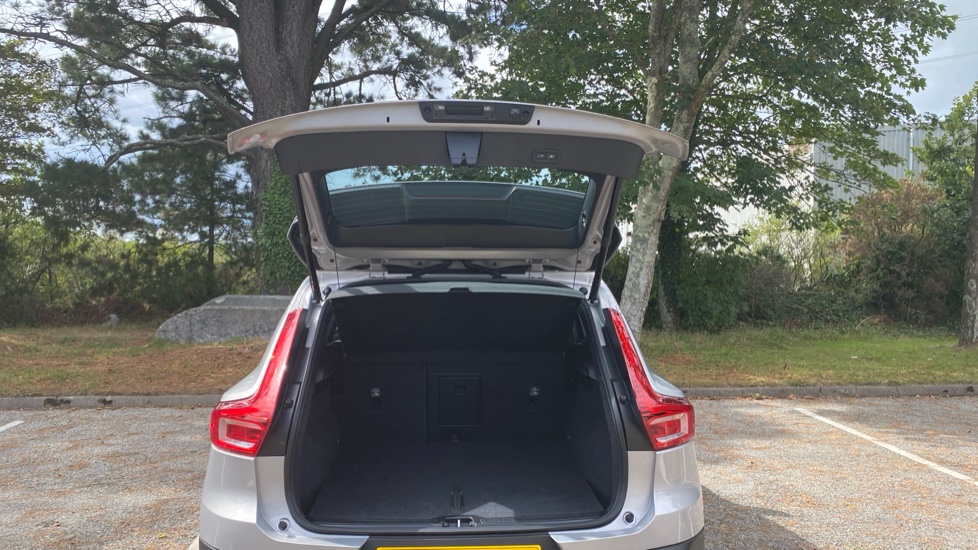 Volvo XC40 2.0 B3P Plus Dark 5dr Auto Petrol Estate - Image 13