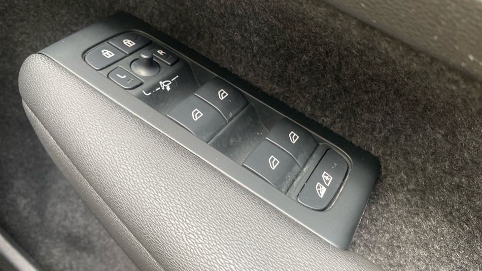 Volvo XC40 2.0 B3P Plus Dark 5dr Auto Petrol Estate - Image 24