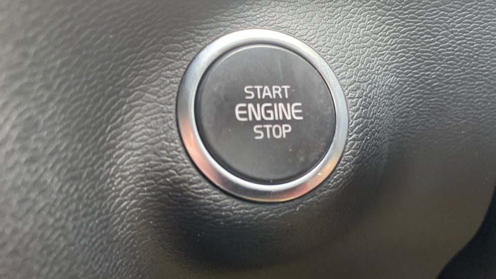 Volvo XC40 2.0 B3P Plus Dark 5dr Auto Petrol Estate - Image 27