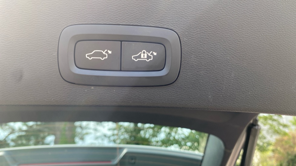 Volvo XC40 2.0 B3P Plus Dark 5dr Auto Petrol Estate - Image 35