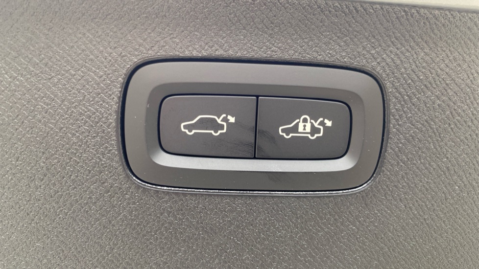 Volvo XC90 2.0 B5P Ultra Dark 5dr AWD Geartronic Petrol Estate - Image 35
