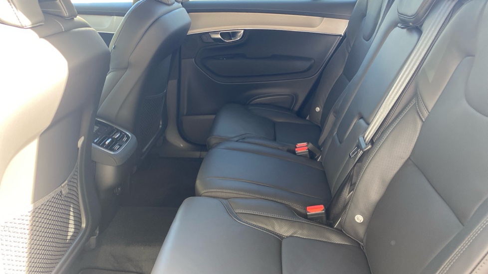 Volvo XC90 2.0 B5P Plus Black Edition 5dr AWD Geartronic Petrol Estate - Image 32
