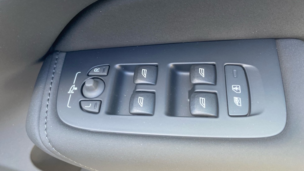 Volvo XC60 2.0 T6 [350] PHEV Plus Dark 5dr AWD Geartronic Estate - Image 24