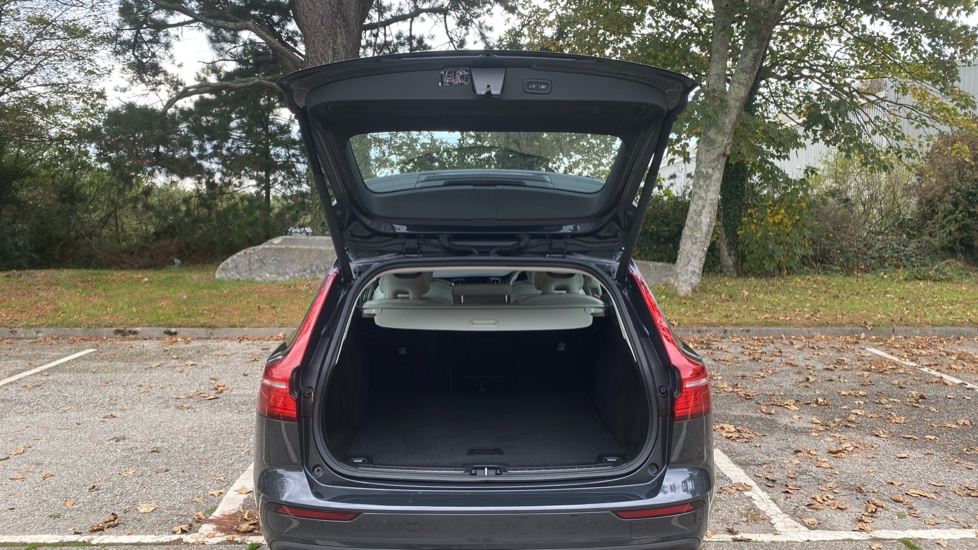 Volvo V60 2.0 D3 Momentum Pro 5dr Auto Diesel Estate - Image 13