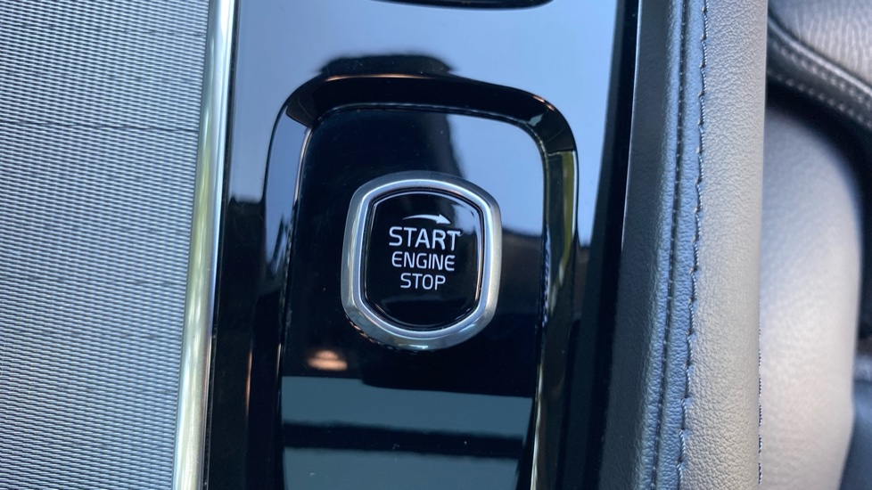 Volvo XC90 2.0 B5D [235] Plus Dark 5dr AWD Geartronic Diesel Estate - Image 27