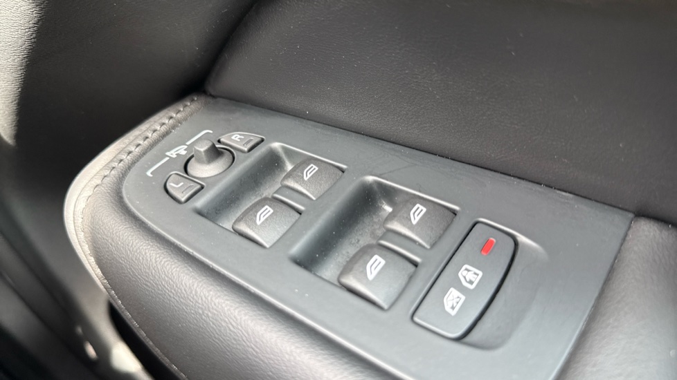 Volvo XC60 2.0 B5P Core 5dr AWD Geartronic Petrol Estate - Image 24