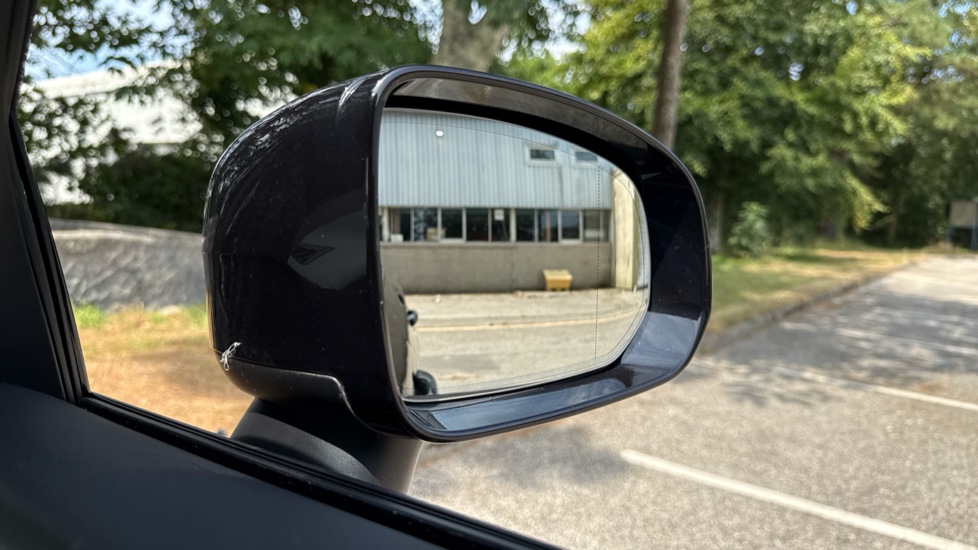 Volvo XC60 2.0 B5P Core 5dr AWD Geartronic Petrol Estate - Image 32