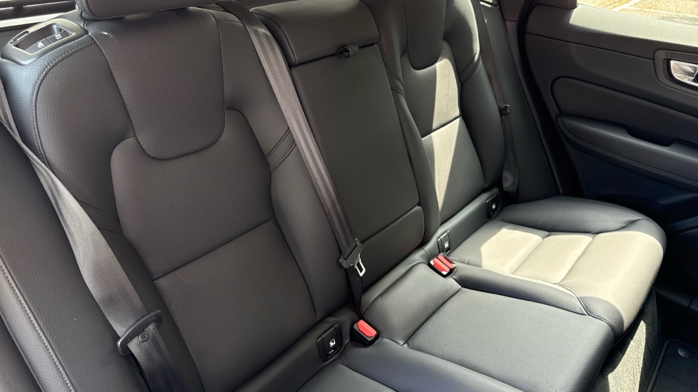Volvo XC60 2.0 B5P Core 5dr AWD Geartronic Petrol Estate - Image 33
