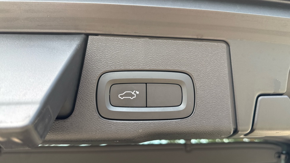 Volvo XC60 2.0 B5P Core 5dr AWD Geartronic Petrol Estate - Image 35