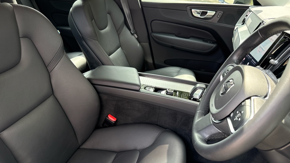 Volvo XC60 2.0 B5P Core 5dr AWD Geartronic Petrol Estate - Image 36