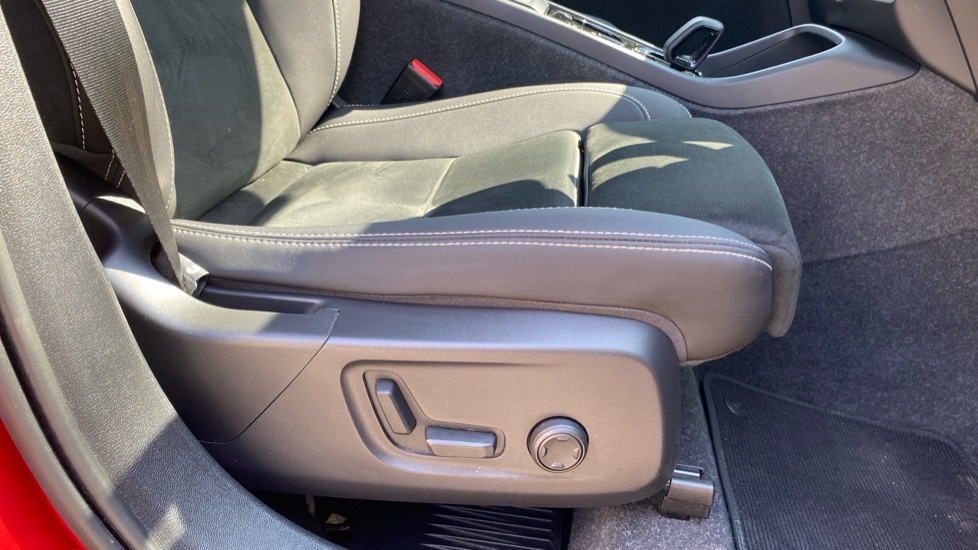 Volvo XC40 2.0 B3P Plus Dark 5dr Auto Petrol Estate - Image 30