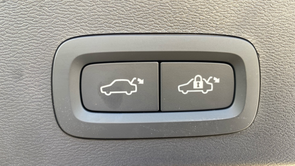 Volvo XC40 2.0 B3P Plus Dark 5dr Auto Petrol Estate - Image 35