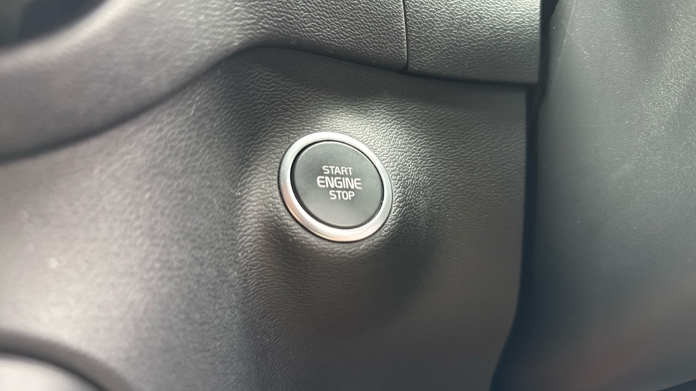 Volvo XC40 2.0 B3P Plus Dark 5dr Auto Petrol Estate - Image 27