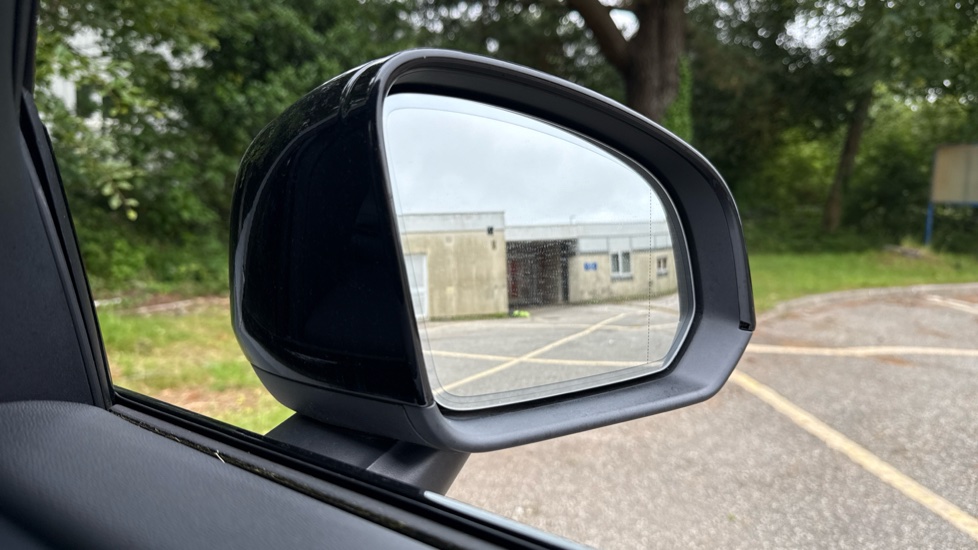 Volvo XC40 2.0 B3P Plus Dark 5dr Auto Petrol Estate - Image 32