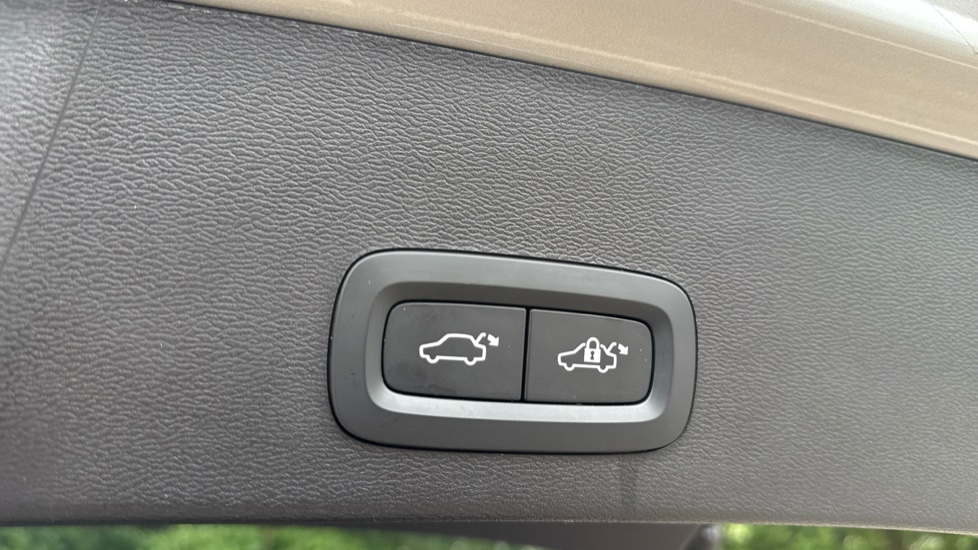 Volvo XC40 2.0 B3P Plus Dark 5dr Auto Petrol Estate - Image 35