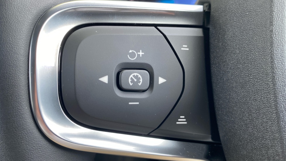 Volvo XC40 2.0 B3P Plus Dark 5dr Auto Petrol Estate - Image 21