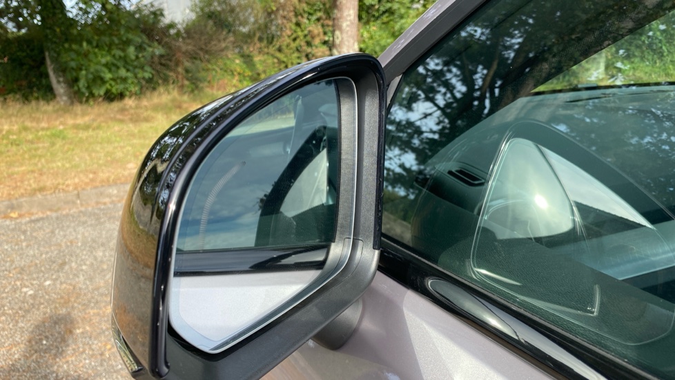 Volvo XC40 2.0 B3P Plus Dark 5dr Auto Petrol Estate - Image 32
