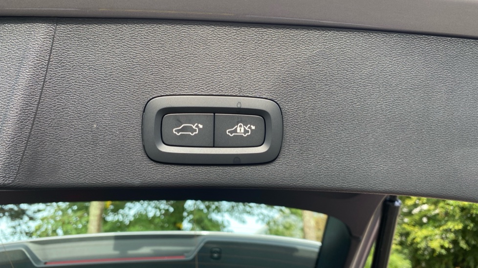 Volvo XC40 2.0 B3P Plus Dark 5dr Auto Petrol Estate - Image 35