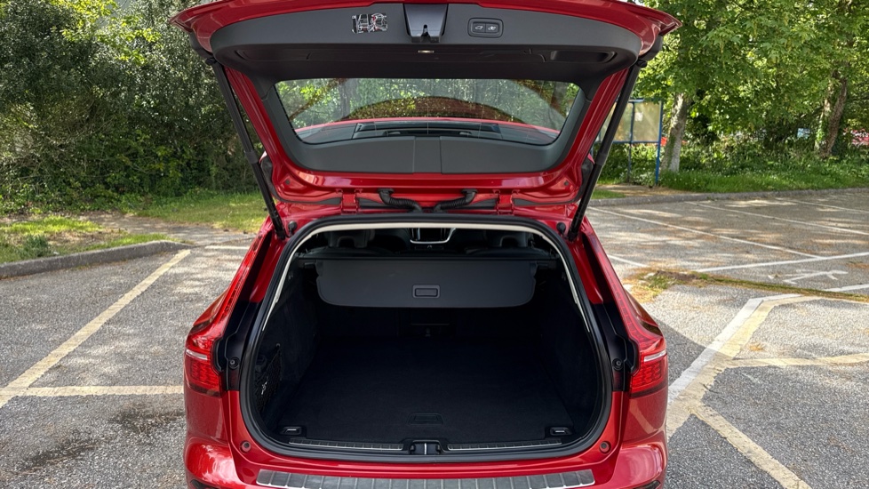 Volvo V60 2.0 B4D Inscription 5dr Auto Diesel Estate - Image 13