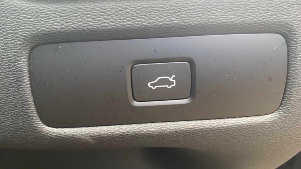 Volvo XC60 2.0 B5P Plus Dark 5dr AWD Geartronic Petrol Estate - Image 48