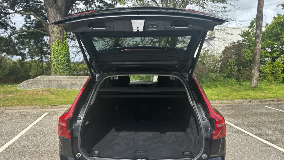 Volvo XC60 2.0 B4P Plus Dark 5dr Geartronic Petrol Estate - Image 13