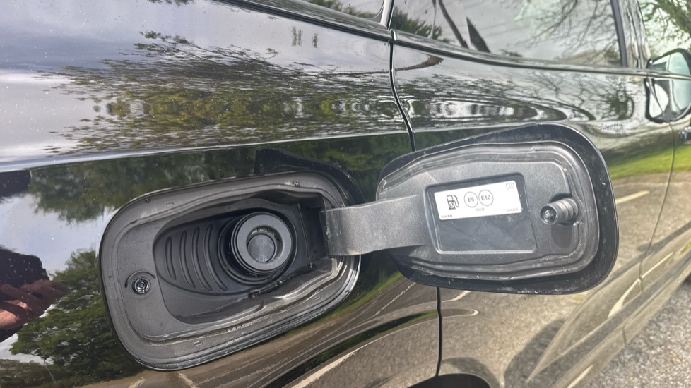 Volvo XC60 2.0 B4P Plus Dark 5dr Geartronic Petrol Estate - Image 16