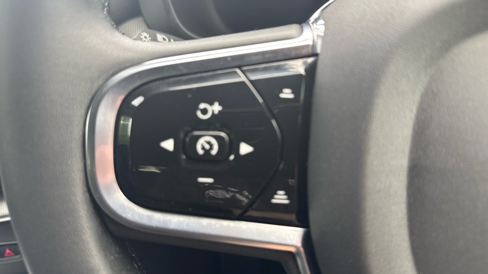 Volvo XC60 2.0 B4P Plus Dark 5dr Geartronic Petrol Estate - Image 21