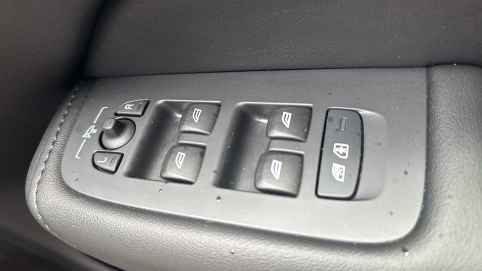 Volvo XC60 2.0 B4P Plus Dark 5dr Geartronic Petrol Estate - Image 24