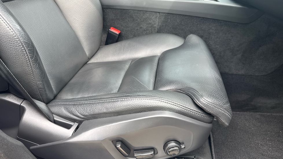 Volvo XC60 2.0 B4P Plus Dark 5dr Geartronic Petrol Estate - Image 30