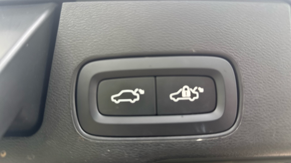 Volvo XC60 2.0 B4P Plus Dark 5dr Geartronic Petrol Estate - Image 35