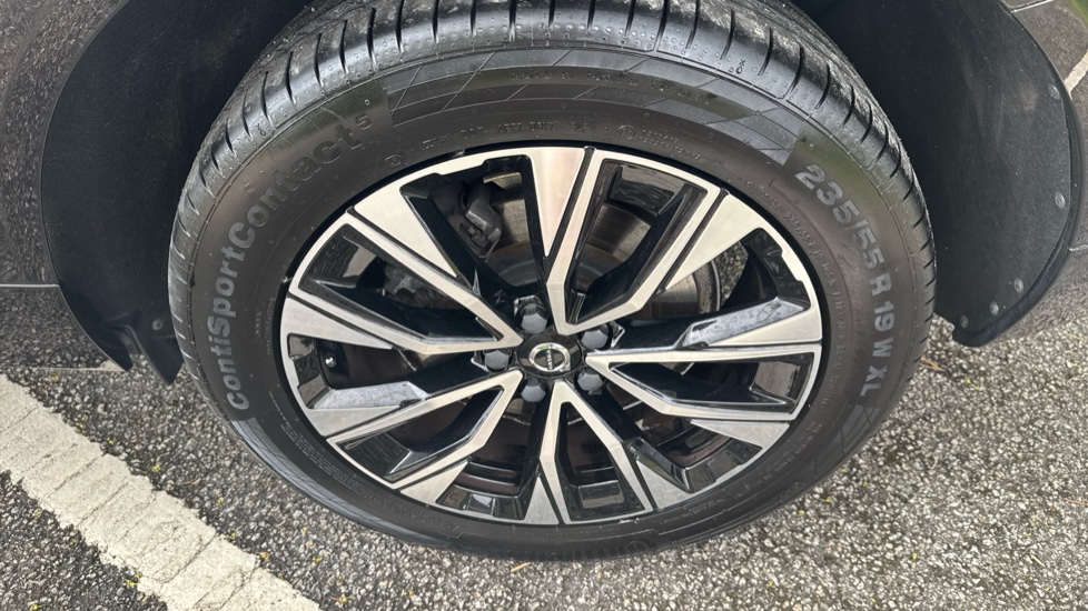 Volvo XC60 2.0 B4P Plus Dark 5dr Geartronic Petrol Estate - Image 37