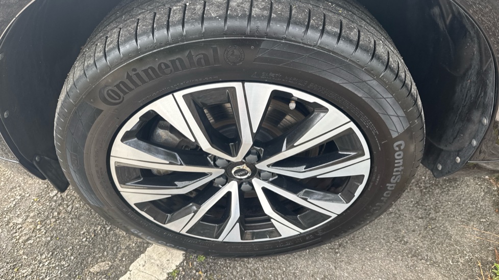 Volvo XC60 2.0 B4P Plus Dark 5dr Geartronic Petrol Estate - Image 38