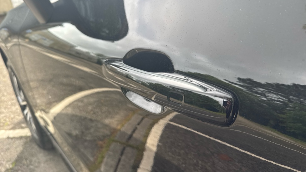 Volvo XC60 2.0 B4P Plus Dark 5dr Geartronic Petrol Estate - Image 39