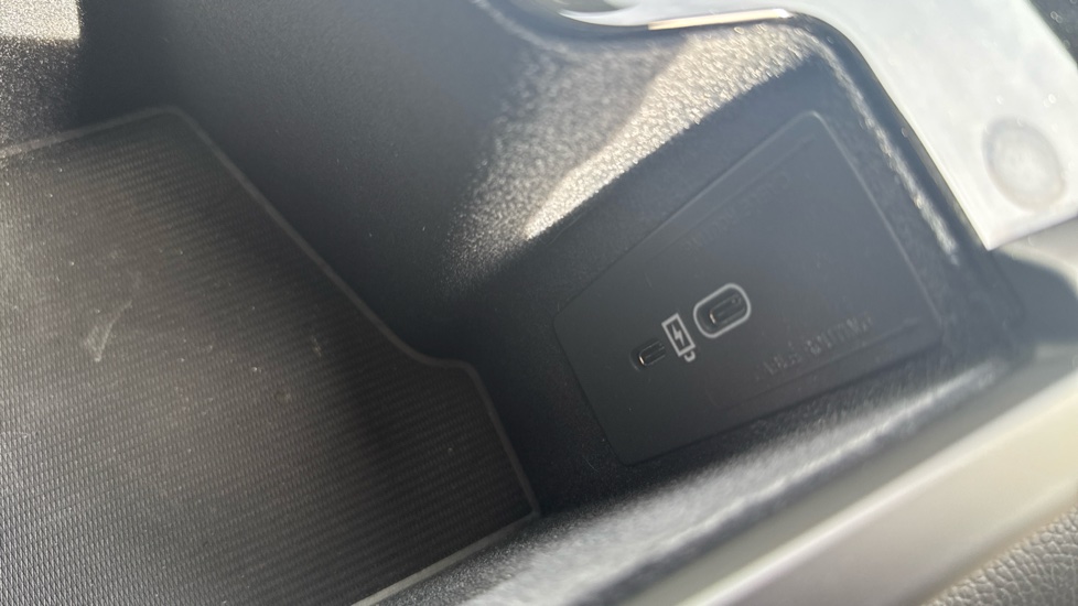 Volvo XC60 2.0 B4P Plus Dark 5dr Geartronic Petrol Estate - Image 42