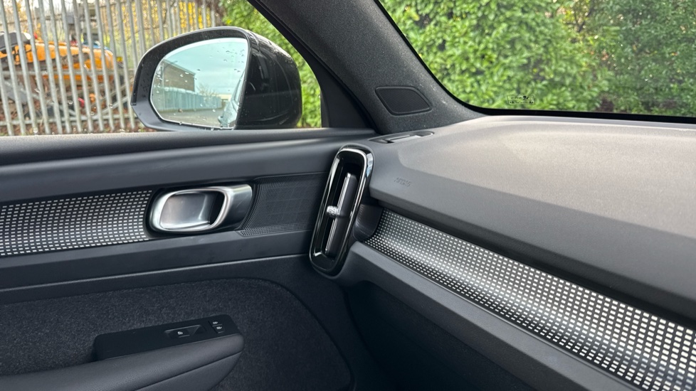 Volvo XC40 2.0 B3P Plus Dark 5dr Auto Petrol Estate - Image 25