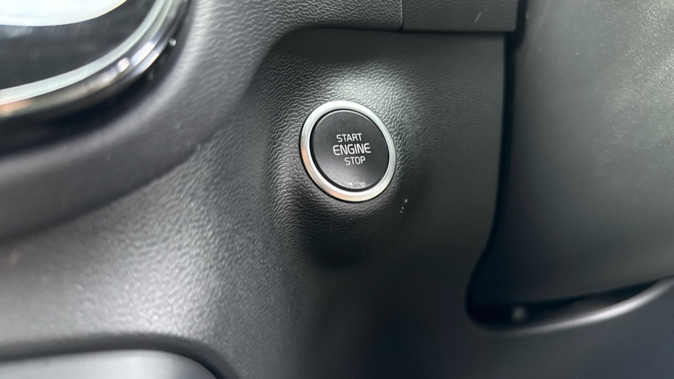 Volvo XC40 2.0 B3P Plus Dark 5dr Auto Petrol Estate - Image 27