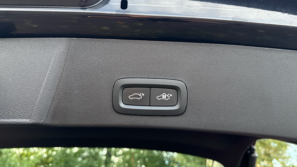 Volvo XC40 2.0 B3P Plus Dark 5dr Auto Petrol Estate - Image 35