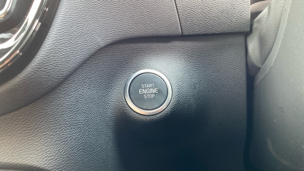 Volvo XC40 2.0 B3P Plus Dark 5dr Auto Petrol Estate - Image 30