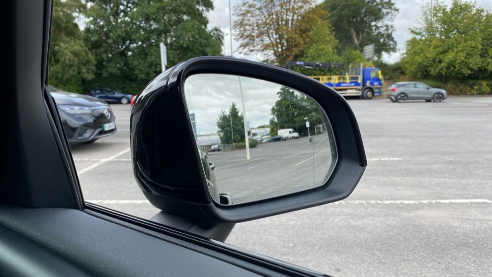 Volvo XC40 2.0 B3P Plus Dark 5dr Auto Petrol Estate - Image 35