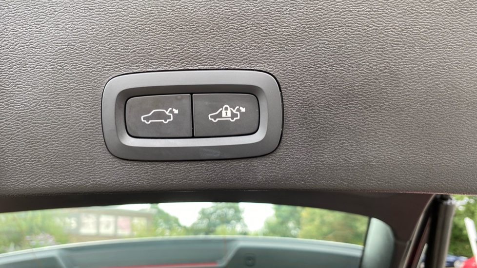 Volvo XC40 2.0 B3P Plus Dark 5dr Auto Petrol Estate - Image 38