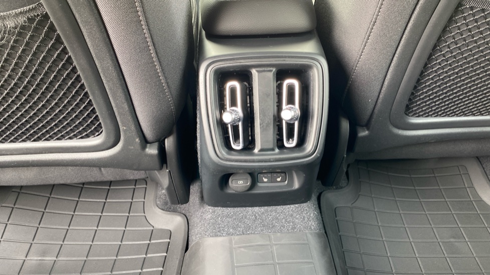 Volvo XC40 2.0 B3P Plus Dark 5dr Auto Petrol Estate - Image 39