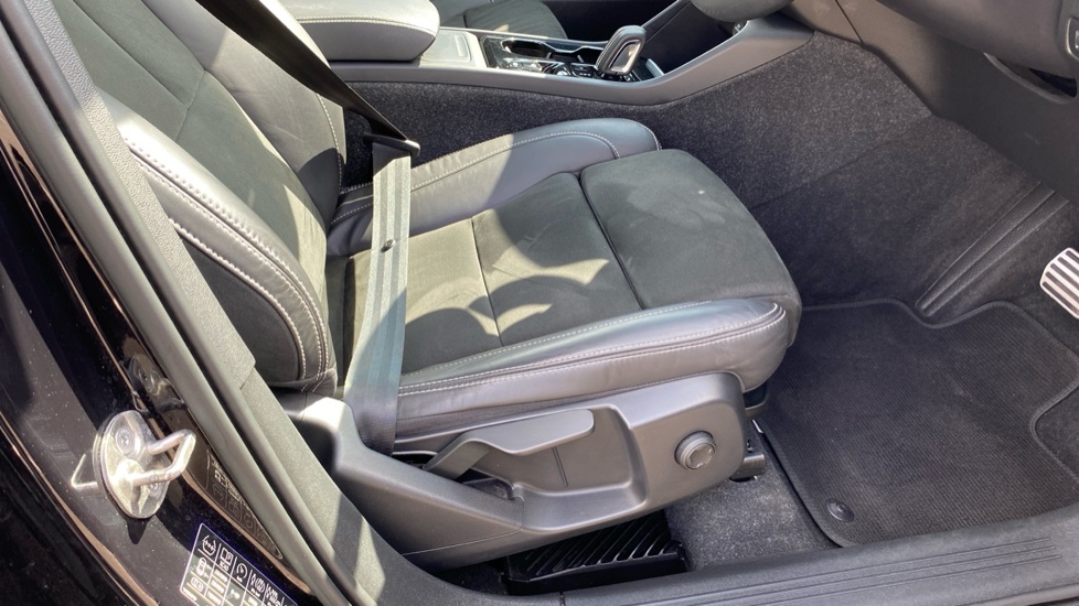 Volvo XC40 1.5 T3 [163] R DESIGN 5dr Geartronic Petrol Estate - Image 29