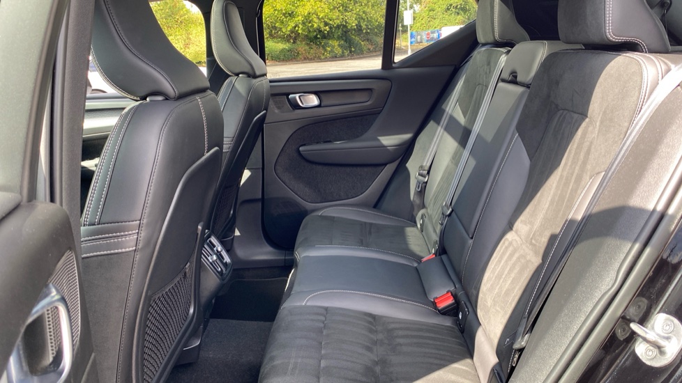 Volvo XC40 1.5 T3 [163] R DESIGN 5dr Geartronic Petrol Estate - Image 32