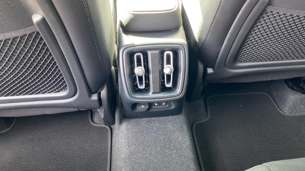 Volvo XC40 1.5 T3 [163] R DESIGN 5dr Geartronic Petrol Estate - Image 37