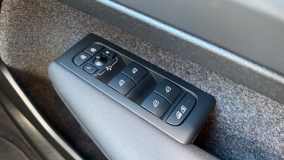 Volvo XC40 1.5 T5 Recharge PHEV Ultimate Dark 5dr Auto Estate - Image 26