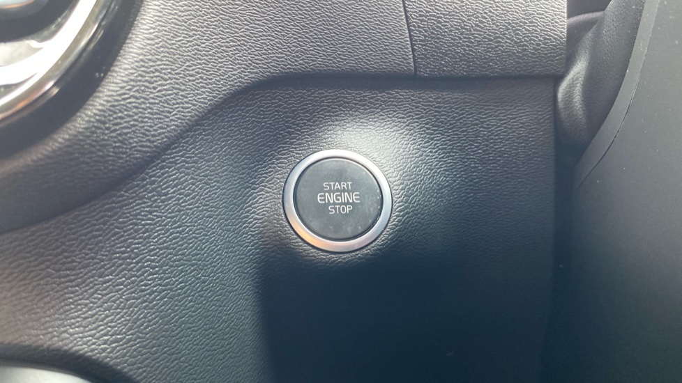 Volvo XC40 2.0 B3P Plus Dark 5dr Auto Petrol Estate - Image 27