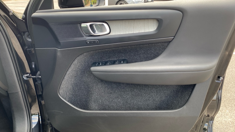 Volvo XC40 2.0 B3P Plus Dark 5dr Auto Petrol Estate - Image 29